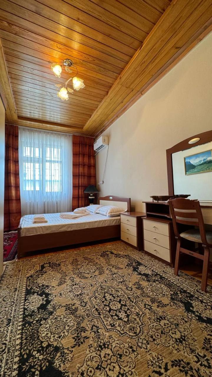Дом 14 Bed and Breakfast Osh Buitenkant foto